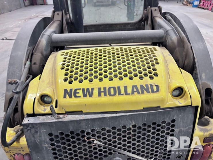 2011-new-holland-l218-image-26