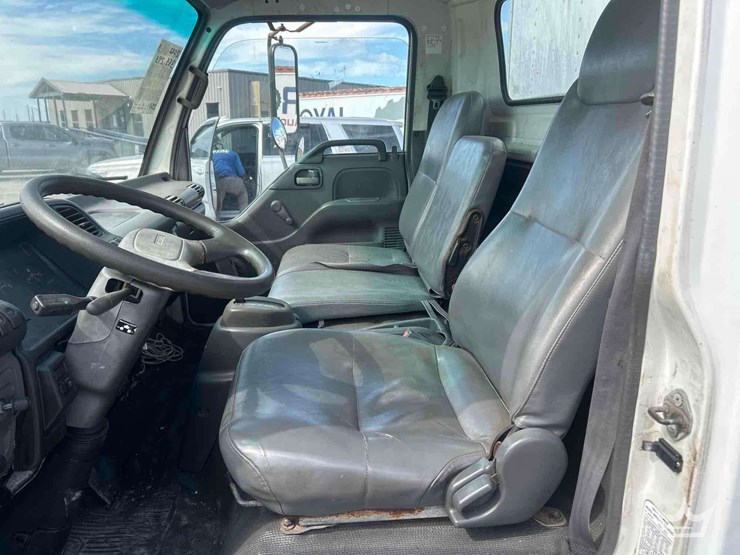 2002-isuzu-npr-image-16