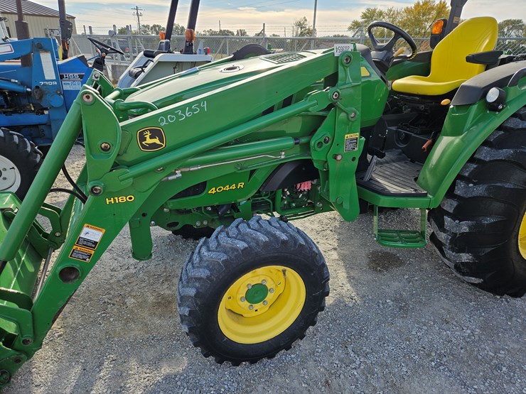 2015-john-deere-4044r-image-6