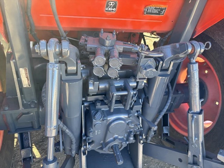 2018-kubota-m5-111d-image-16