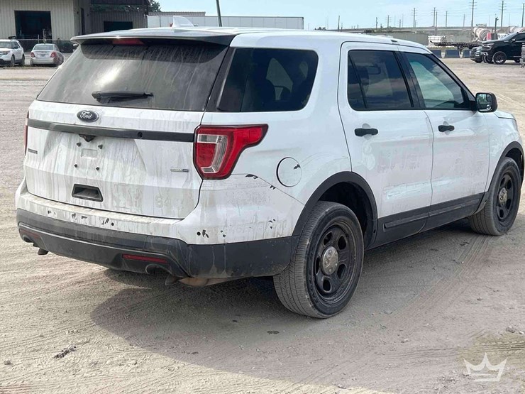 2016-ford-explorer-image-3