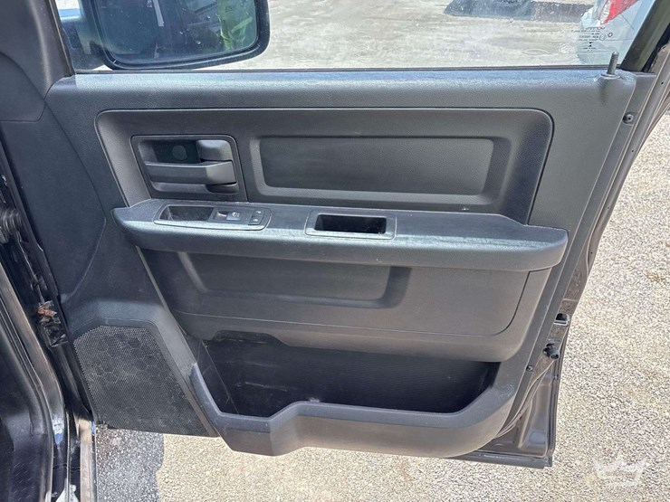 2014-ram-1500-4x4-crew-cab-pickup-truck-image-25