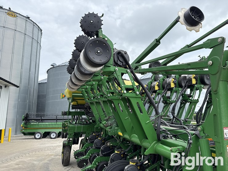 john-deere-16-image-16