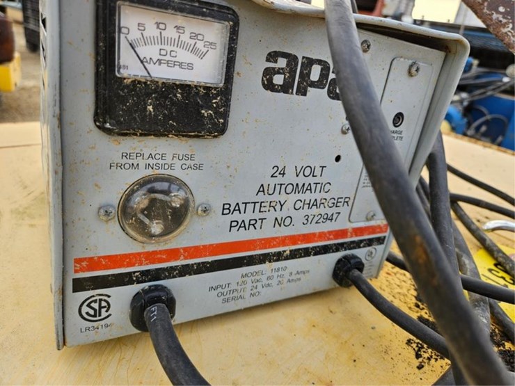 #3032-•-yale-automatic-24-volt-battery-charger-image-4