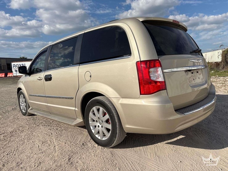 2013-chrysler-town-&-country-image-4