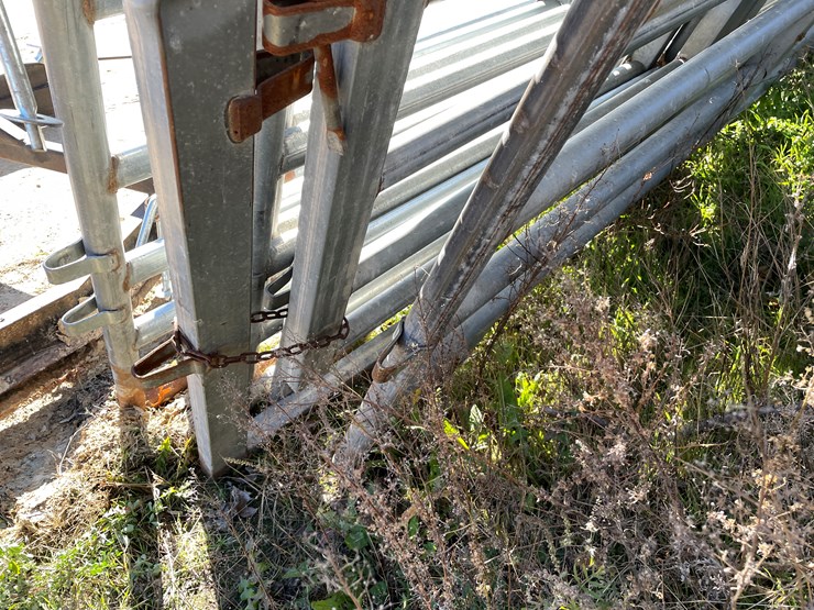 #5924a-•-galvanized-corral-with-walk-through-gate-image-15