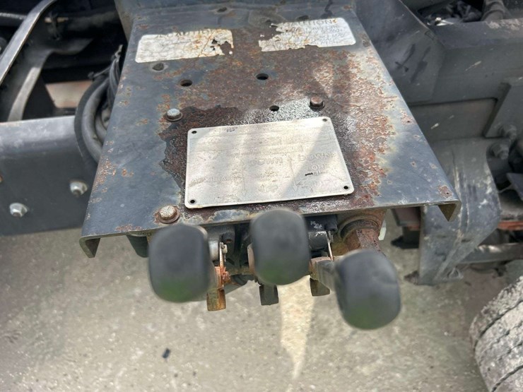 2005-freightliner-m2-106-image-20