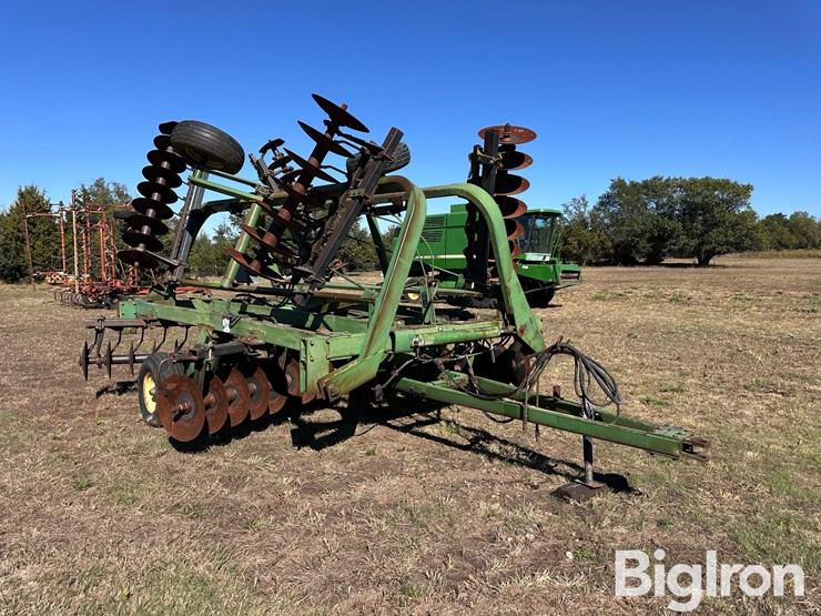 john-deere-235-image-3