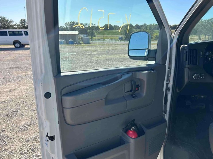 2013-chevrolet-express-3500-passenger-van-image-11