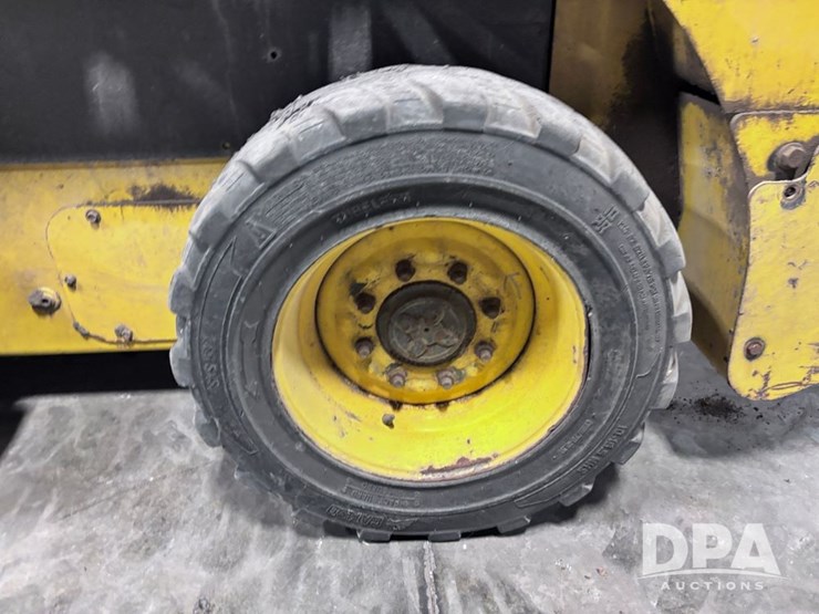 2011-new-holland-l218-image-22