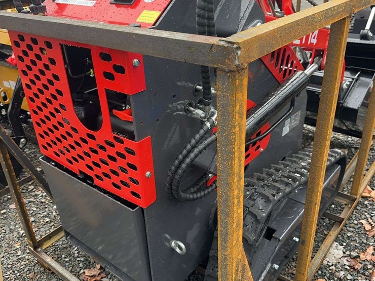 2025-yszt14-compact-track-loader-image-3