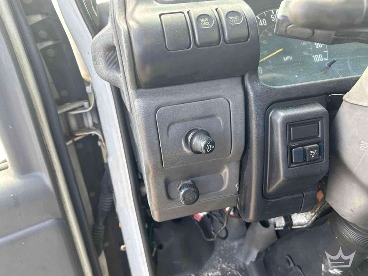 2002-isuzu-npr-image-17