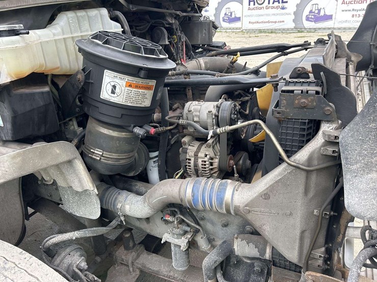 2005-freightliner-m2-106-image-7