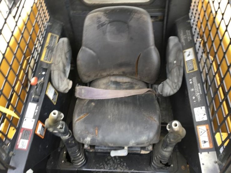 2005-john-deere-320-image-6