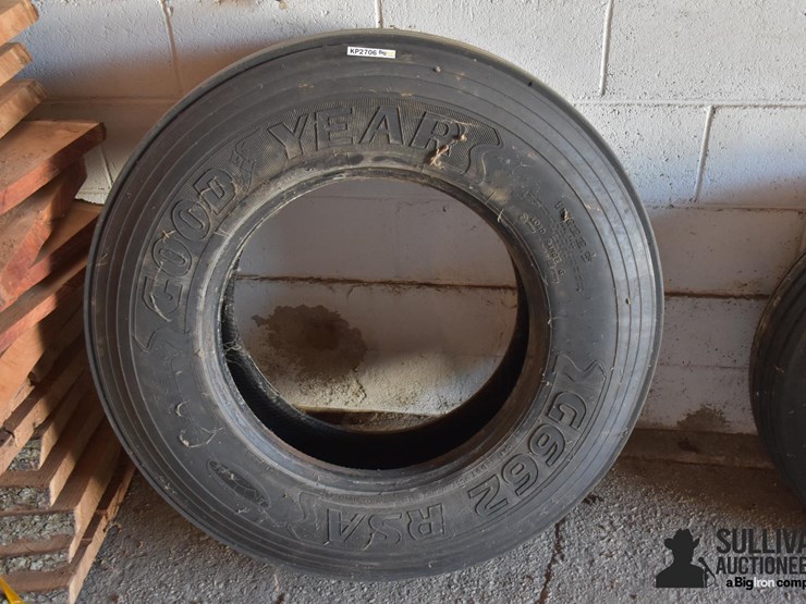 11r22.5-truck-tire-image-1