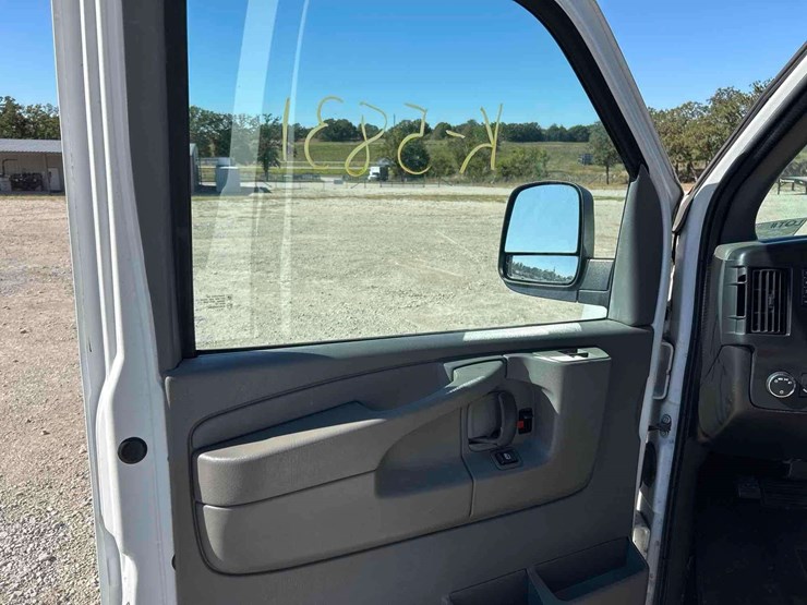 2012-chevrolet-express-3500-passenger-van-image-10