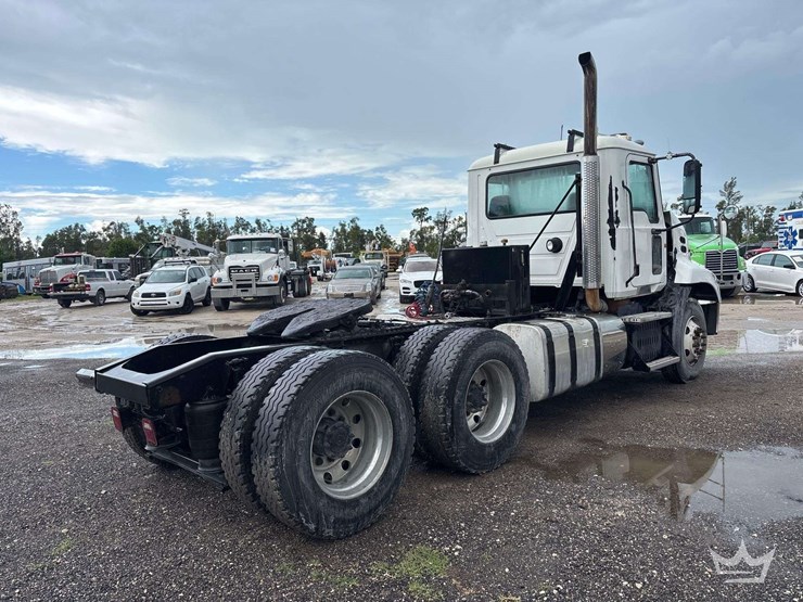 2012-mack-cxu613-day-cab-t/a-wet-kit-truck-tractor-image-3