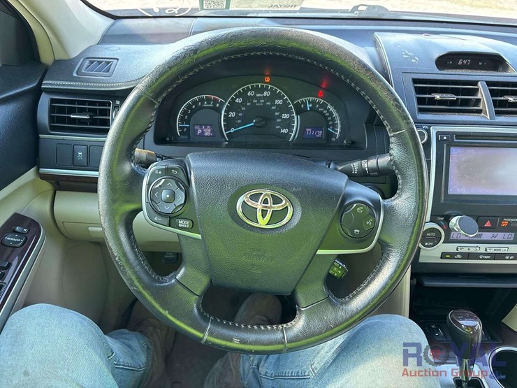 2012-toyota-camry-sedan-image-11