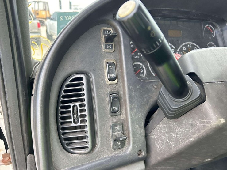 2005-freightliner-m2-106-image-13