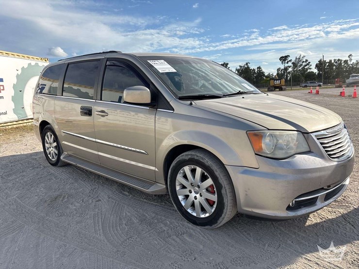 2013-chrysler-town-&-country-image-16
