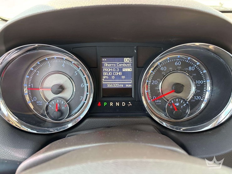 2013-chrysler-town-&-country-image-9