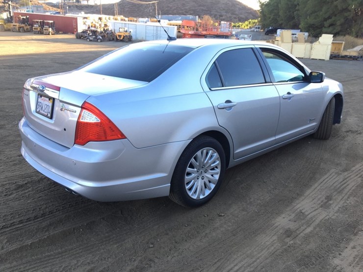 2011-ford-fusion-hybrid-sedan,-image-3