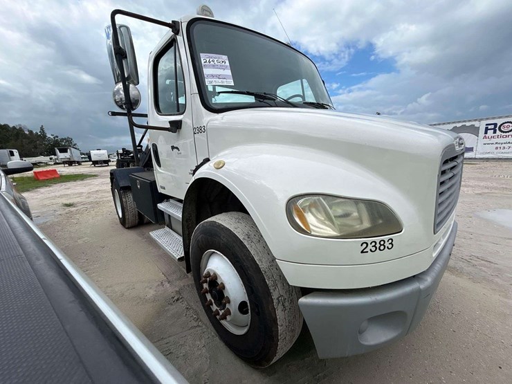 2005-freightliner-m2-106-image-2