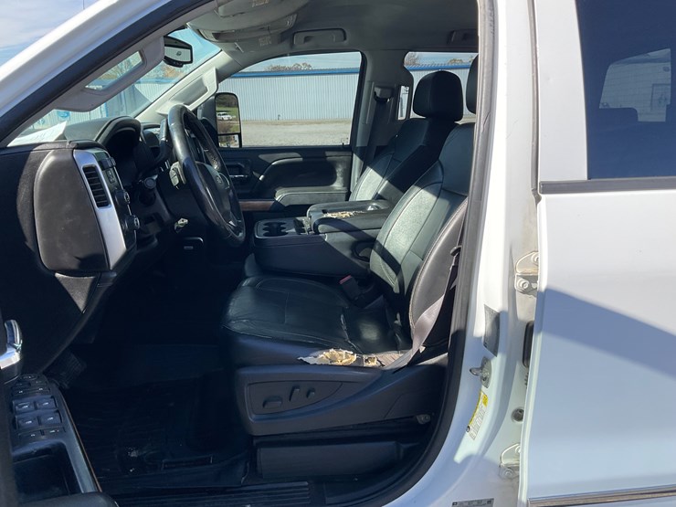 2015-chevrolet-silverado-image-21