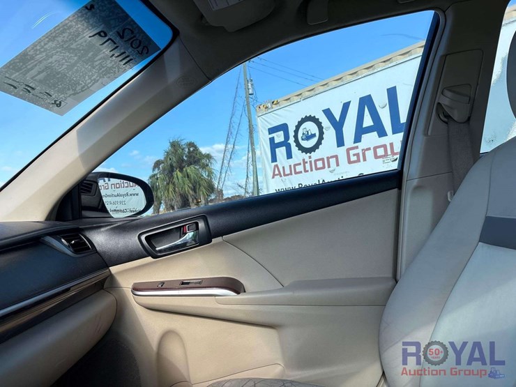 2012-toyota-camry-sedan-image-14