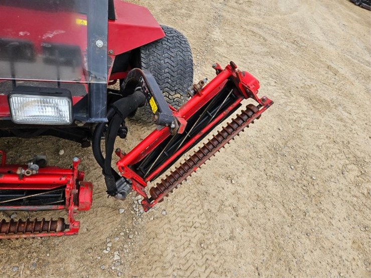 #3133-•-toro-reel-master-5200-fairway-mower-image-11