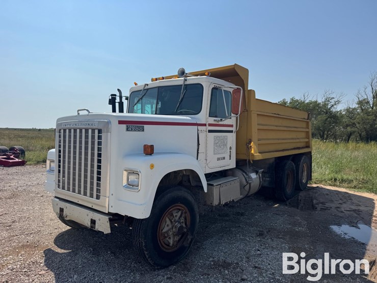 1976-international-f4270-image-1