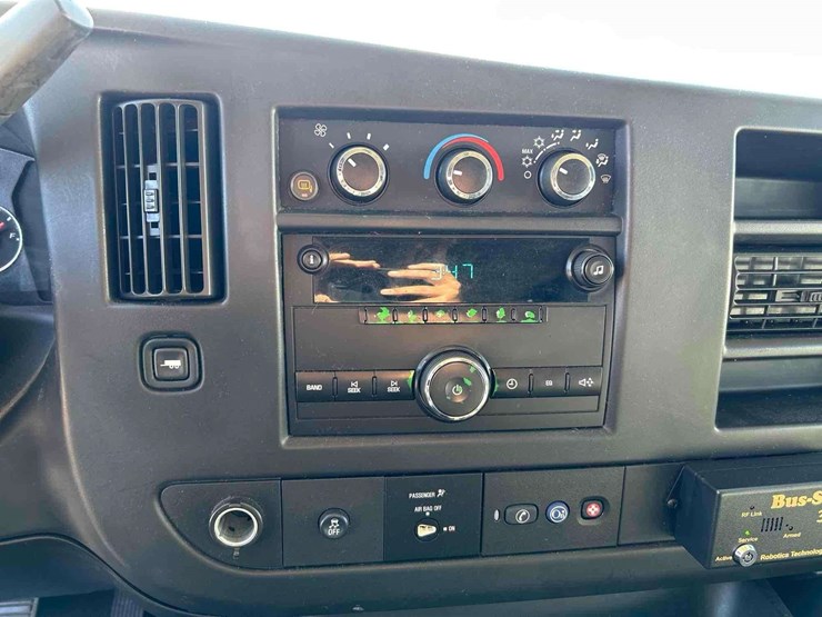 2013-chevrolet-express-3500-passenger-van-image-16