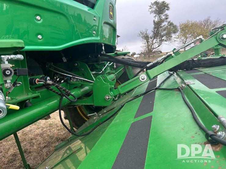 2020-john-deere-w235-image-24