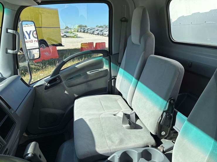 2016-isuzu-npr-image-36