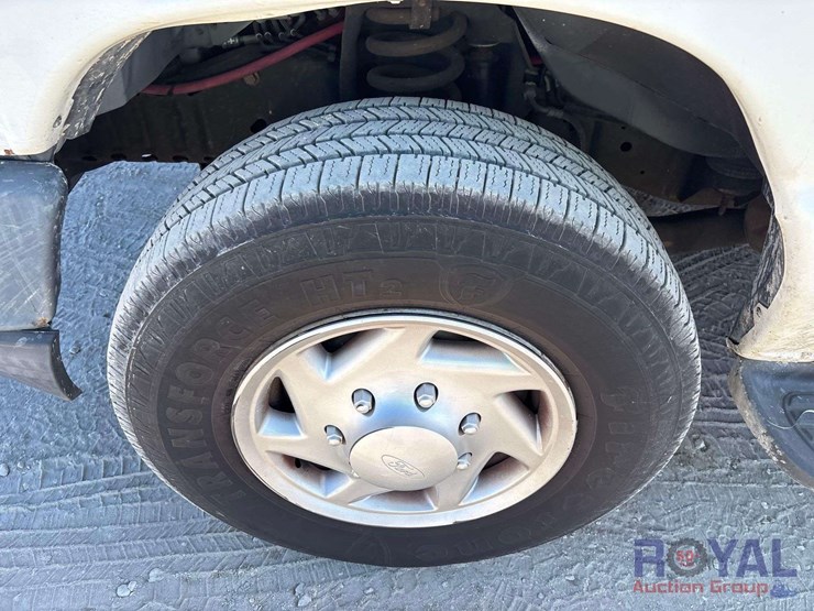 2013-ford-cargo-image-25