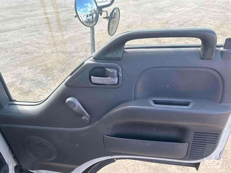 2002-isuzu-npr-image-19