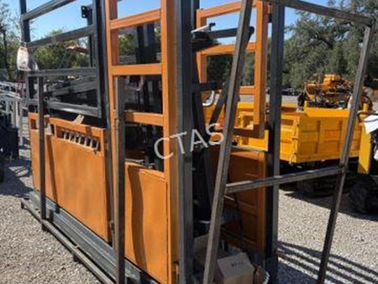 #72-•-10'-cattle-work-chute---model:-lhr-csc10-image-4