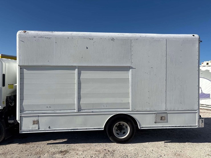 2016-isuzu-npr-image-7