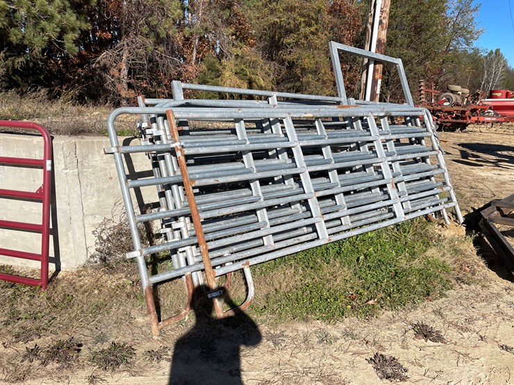 #5924a-•-galvanized-corral-with-walk-through-gate-image-3