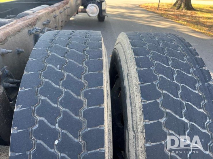 2018-freightliner-m2-106-image-6