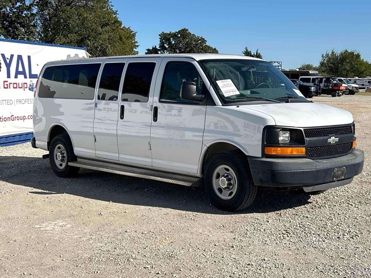 2013-chevrolet-express-3500-passenger-van-image-2