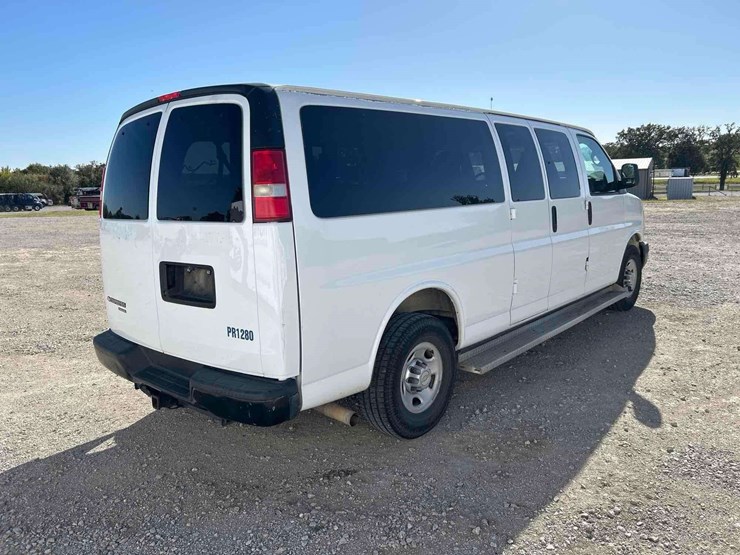 2013-chevrolet-express-3500-passenger-van-image-4