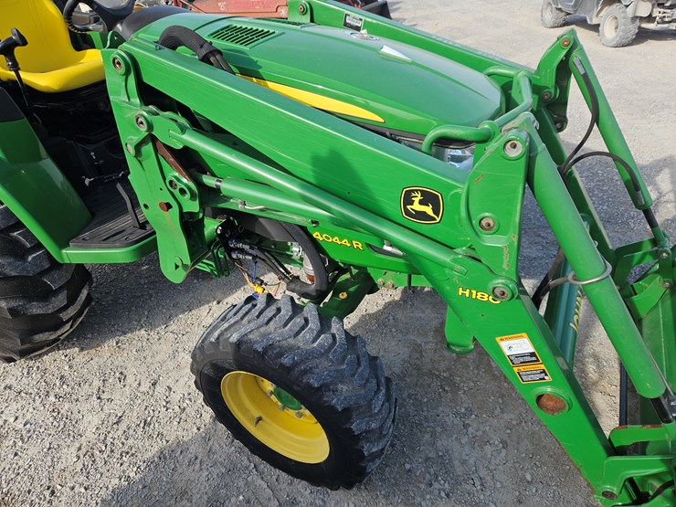 2015-john-deere-4044r-image-21