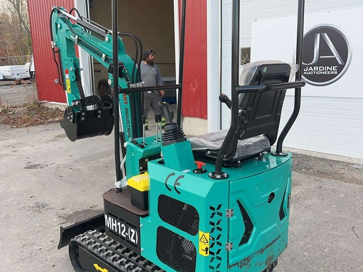 2025-agt-mh12z-mini-excavator-image-7