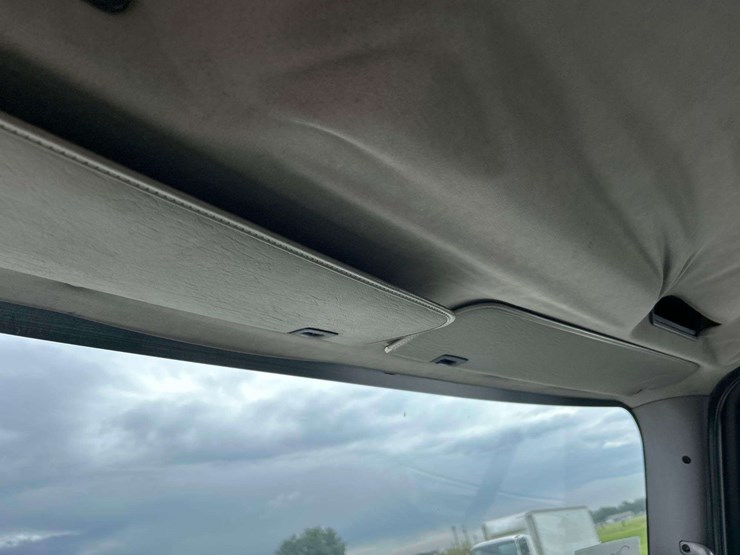 2005-freightliner-m2-106-image-17