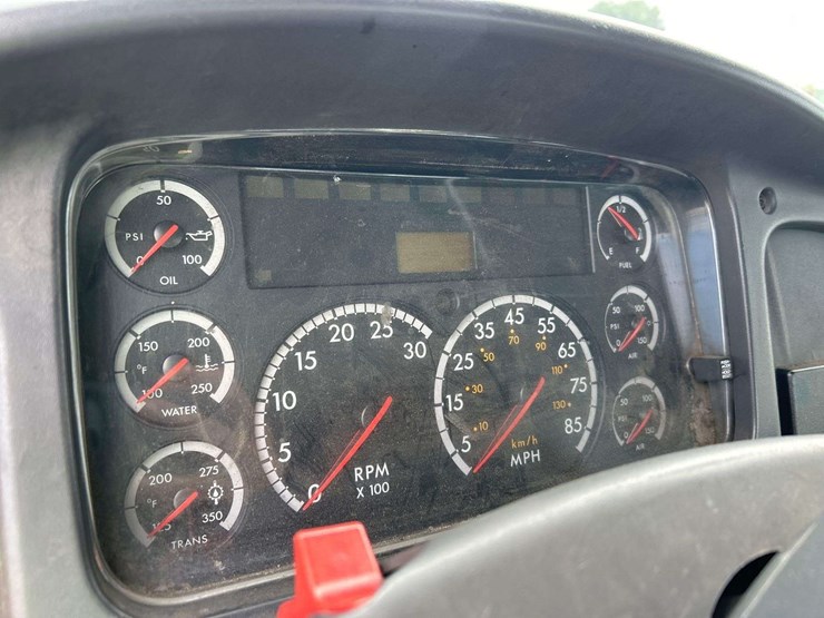 2005-freightliner-m2-106-image-12