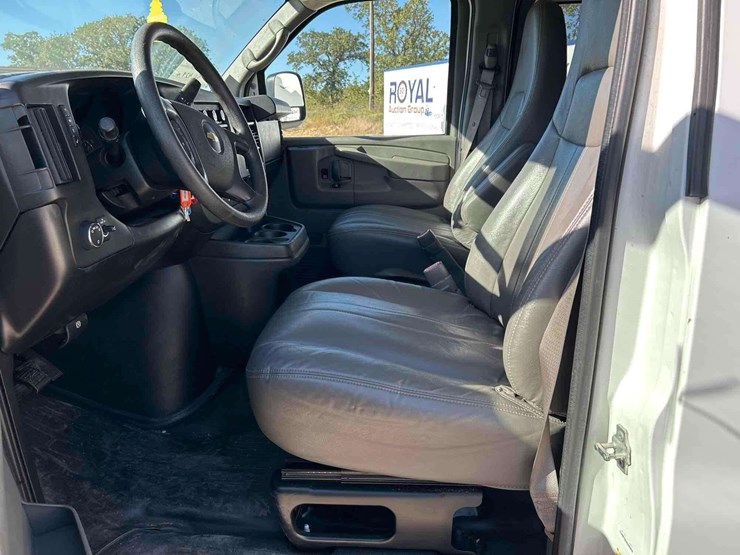 2013-chevrolet-express-3500-passenger-van-image-12