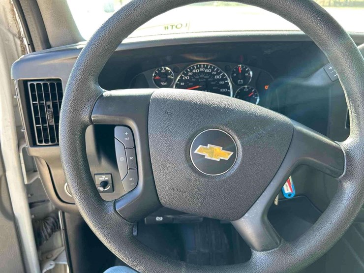 2013-chevrolet-express-3500-passenger-van-image-14