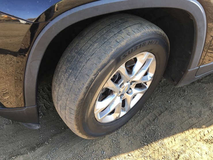 2021-chevrolet-traverse-ls-image-10