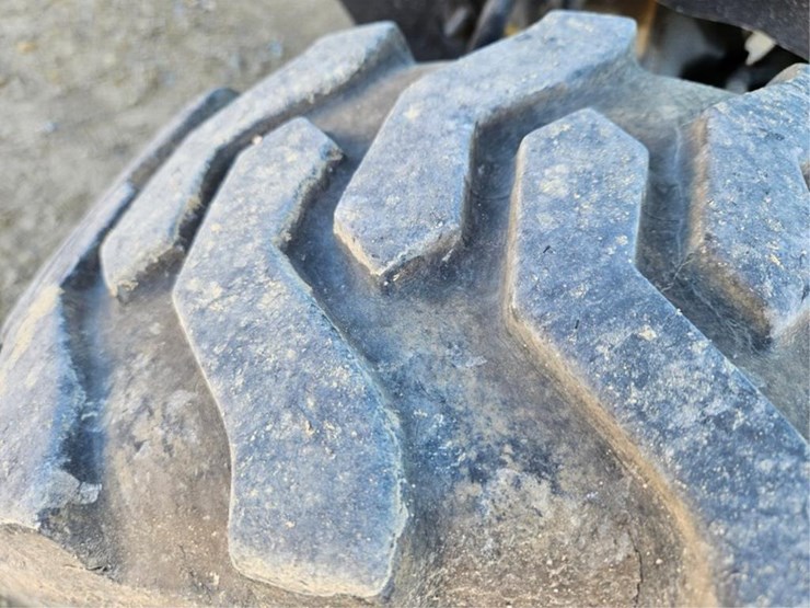 john-deere-2320-image-38